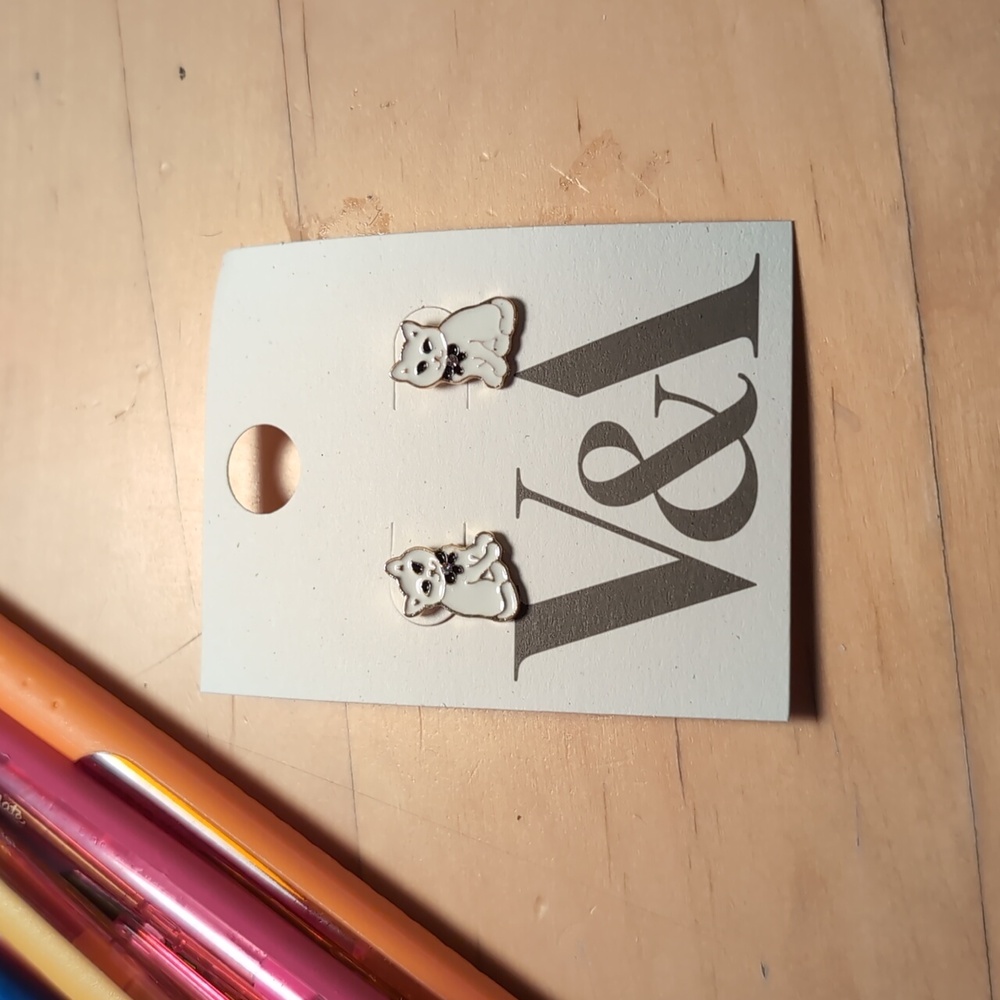NWT Victoria & Albert Museum White Cat Earrings